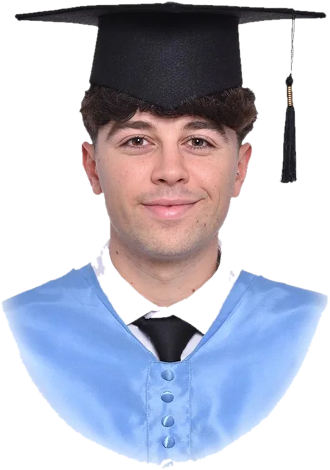 Diego Montero Álvarez el día de su graduación, con birrete y beca de Educación